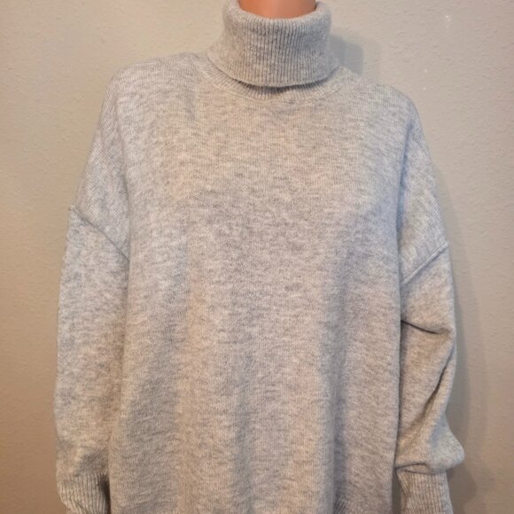 Vince Camuto women's light grey turtleneck sweater, size Large. - Picture 2 of 12